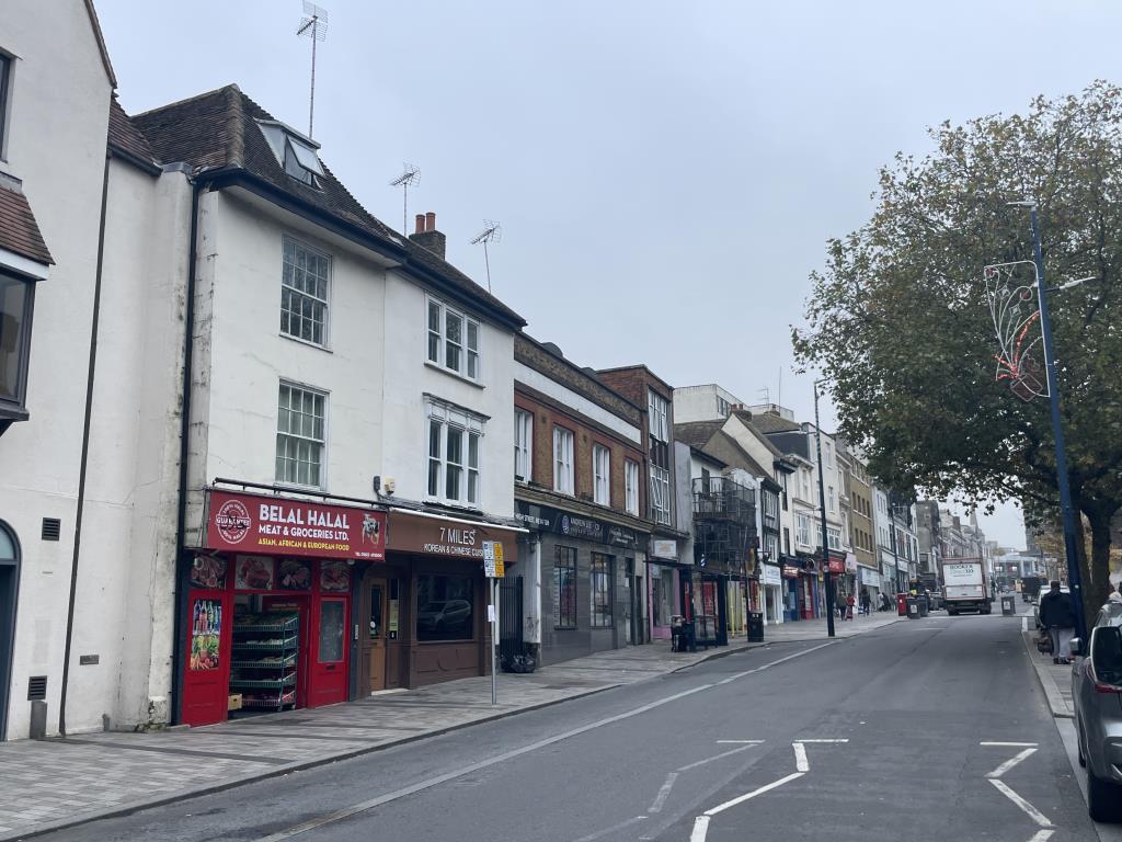 Lot: 111 - TOWN CENTRE PROPERTY ARRANGED AS FIVE FLATS FOR IMPROVEMENT PLUS COMMERCIAL GROUND RENT - Street view of Town centre residential investment as 5 flats